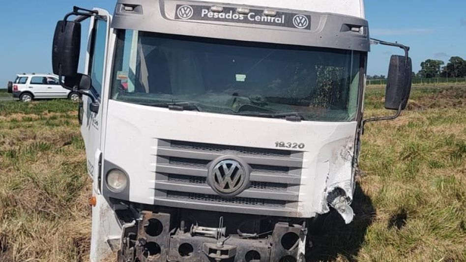  Violento choque entre una camioneta y  un camión dejó como saldo un muerto 