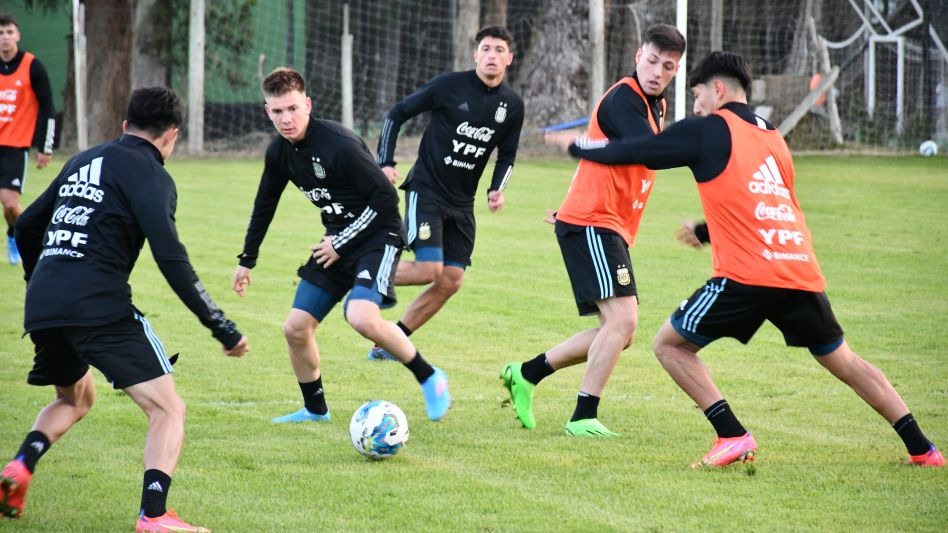 A pocos días de conocerse la lista de convocados de la Selección Sub 17, el entrenador Pablo Aimar no pudo contar con la presencia del azuleño, quien se bajó por una lesión muscular.