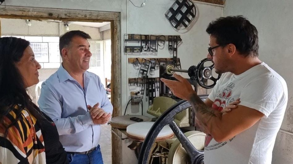 Marisabel Romay y Hernán Bertellys junto al emprendedor Sebastián Gallingers.    PRENSA MUNICIPAL