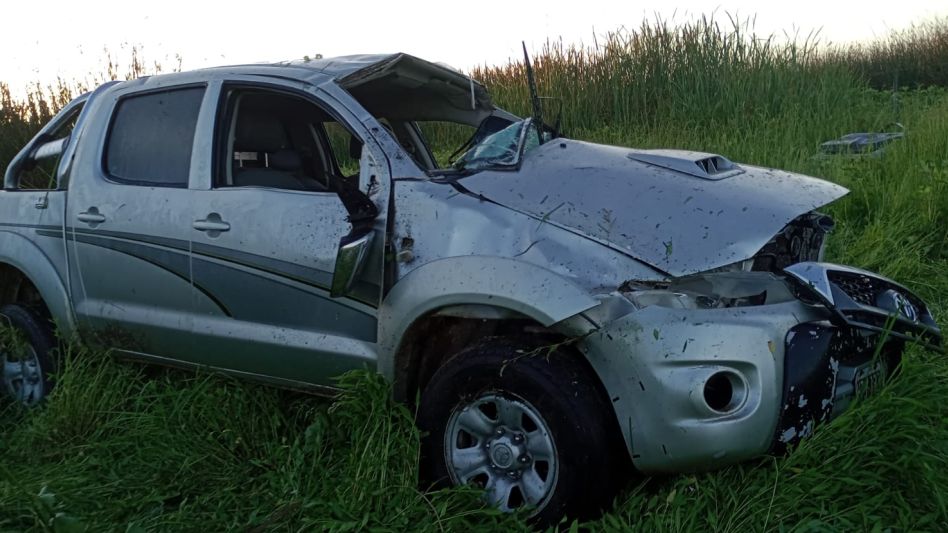 Dos azuleños fueron hospitalizados tras el despiste y vuelco de una camioneta