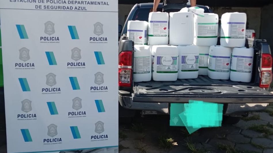 Los bidones de glifosato que pretendía comprar el hombre que fue arrestado ayer. EPDS AZUL/PBA