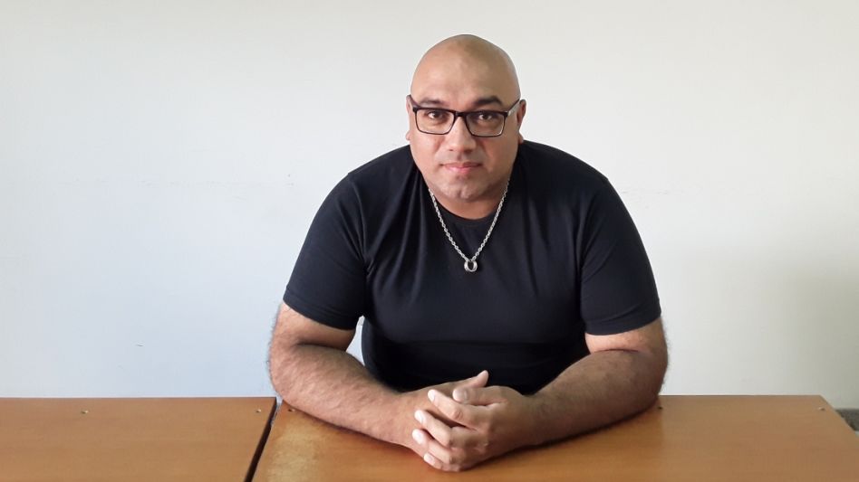 El ayudante de catedra de primer año de Ciencias Políticas y docente, Luis Valdez, el día que visitó la redacción de diario EL TIEMPO. FOTO: AGUSTÍN SCALCINI
