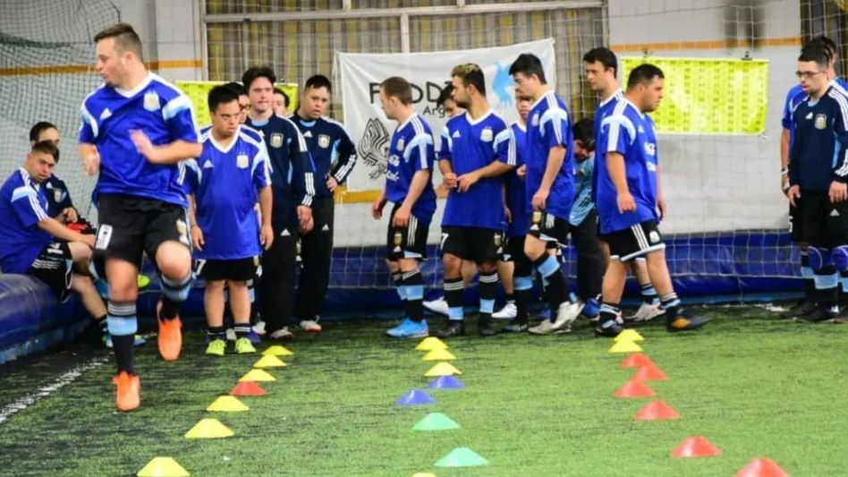 Ignacio Nacho Deluca presente en una nueva concentración de la Selección argentina de futsal para personas con Síndrome de Down. Foto: gentileza Prensa Municipal.