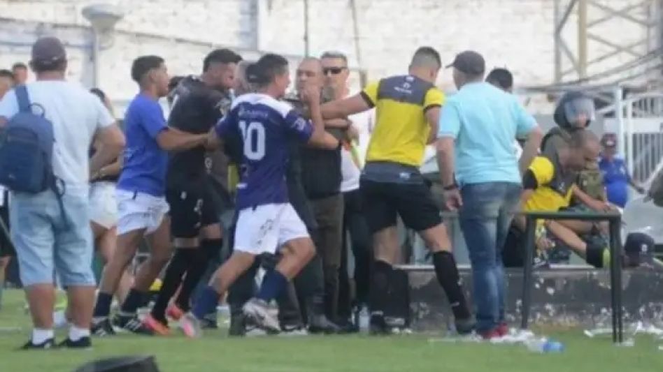 El partido entre Independiente y Germinal, por uno de los ascensos al Torneo Federal A, terminó en una batalla campal entre los planteles de ambos equipos.