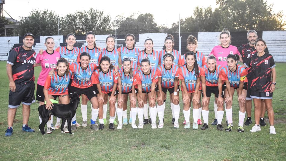 Melina Garialdi y Jeanette Garayalde convirtieron los goles de las locales. Mientras que Milagros Martínez anotó para las azuleñas. La serie se definirá el próximo domingo en territorio azuleño. Foto: