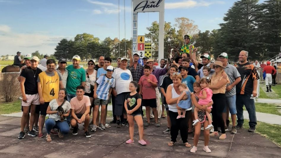 El pura sangre Turf y Amigos junto al propietario, entrenadores y allegados celebran la victoria en el Especial Industria Hípica. 