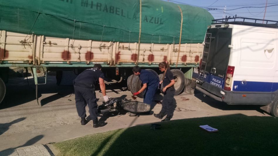 Trágica muerte de un adolescente: guiaba una moto que chocó con el acoplado de un camión