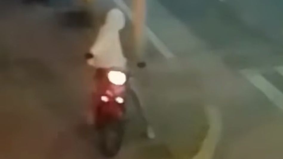 Una imagen captada por uno de los vecinos, en torno a lo que ocurre en Plaza San Martín y sectores aledaños, con los escapes libres de ciclomotores y la presencia policial. CAPTURA DE VIDEO