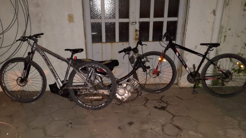 Dos bicicletas que fueron hurtadas y una moto desarmada. Las halló personal policial en una vivienda. EPDS AZUL/PBA