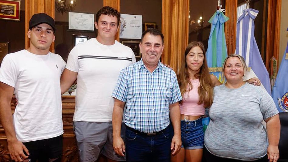 Ayrton Roldán, Juan Arrieguez, Hernán Bertellys, Abril Azimonti y Noelia Gallours luego de la reunión que mantuvieron en el despacho del intendente. Foto: PRENSA MUNICIPAL