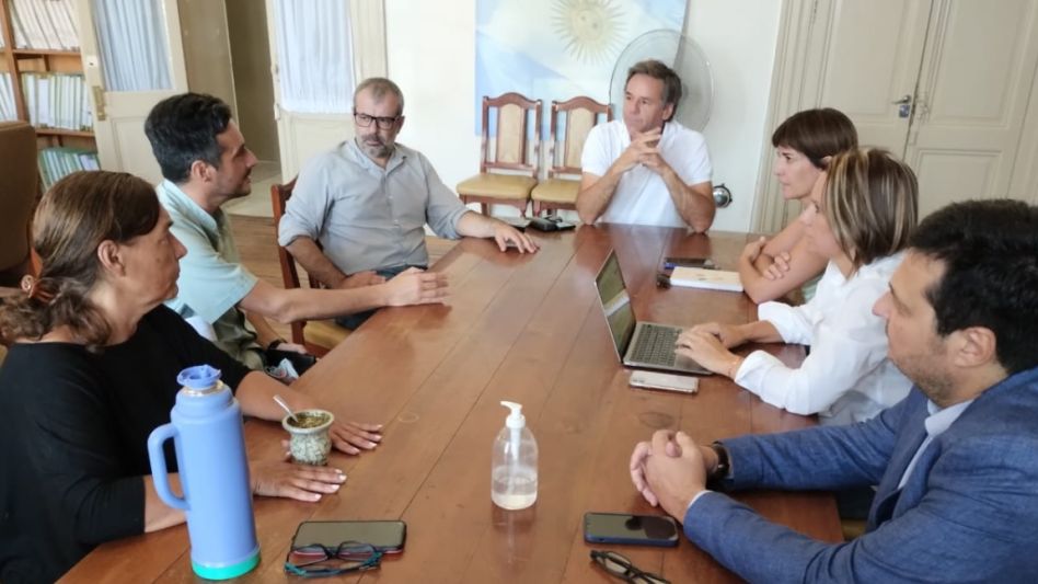 Los legisladores locales durante la reunión de trabajo que mantuvieron días atrás con el secretario de Salud de la Comuna. PRENSA/CONCEJO DELIBERANTE