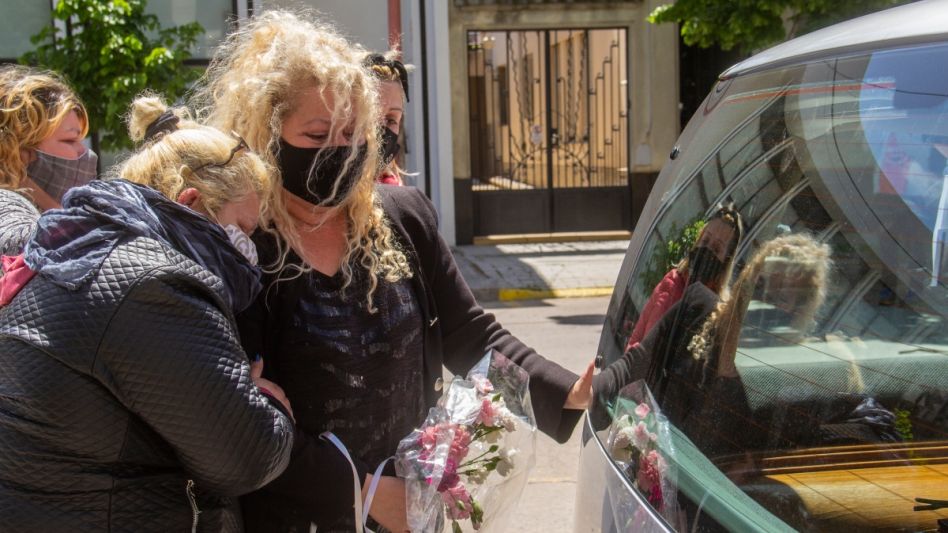 La imagen corresponde al cortejo fúnebre que despidió sus restos, donde una mujer consuela a 