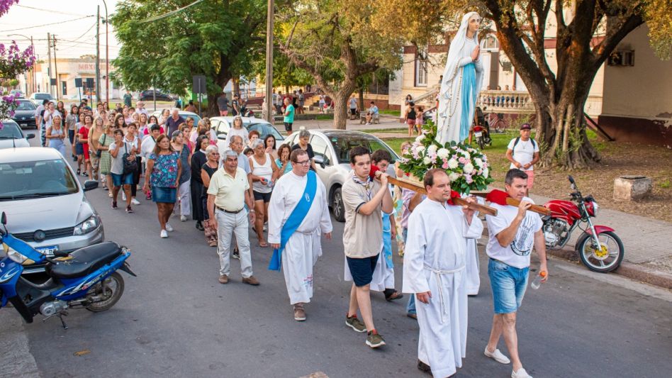 La feligresía con fé que reza a la Virgen de Lourdes. FOTO: NACHO CORREA