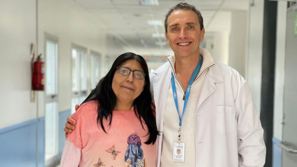 El doctor Marcelo Nahín junto a su paciente, Mercedes Cecilia Llanquinau. FOTO: GENTILEZA DR. MARCELO NAHÍN