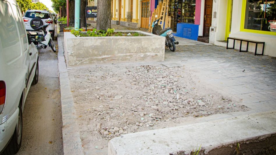 El segundo día del 2023 la Municipalidad de Azul demolió el kiosco y puesto de diarios y revistas que estaba sobre una de las veredas de avenida 25 de mayo y avenida Mitre. FACEBOOK/ENRIQUE FLORES