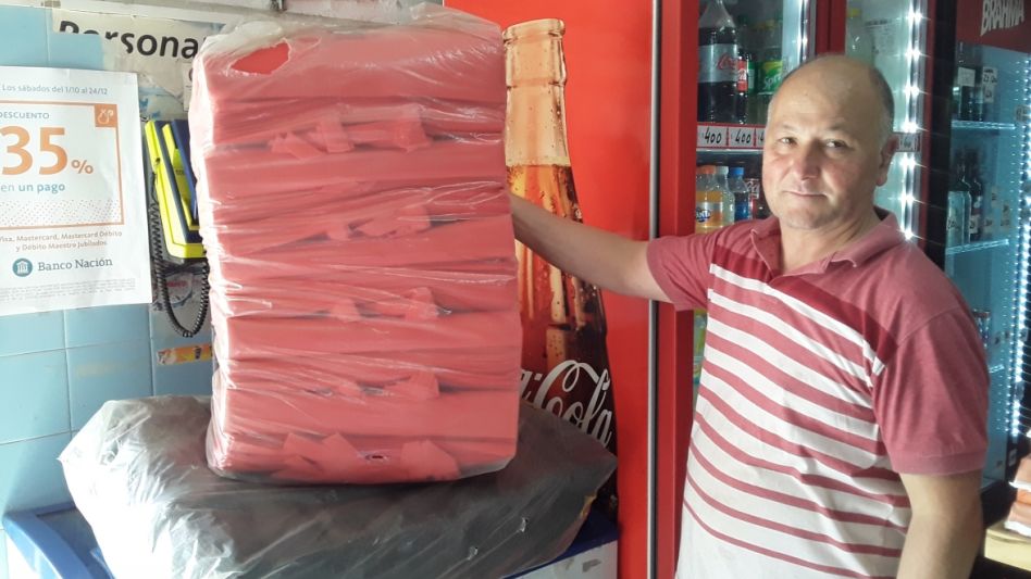 Tiso junto a la segunda tanda de bolsas reutilizables que adquirieron para distribuir en los comercios azuleños y fomentar de esta manera que se dejen de utilizar las bolsas de nailon. AGUSTÍN SCALCIN