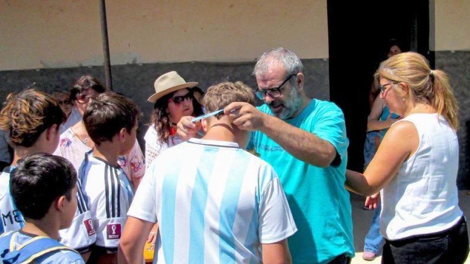Los concejales Joaquín Propato y Laura Aloisi durante un tramo de la jornada comunitaria que se realizó el sábado pasado en el Centro Catequístico Santa Teresita, ubicado en Villa Piazza Norte. 