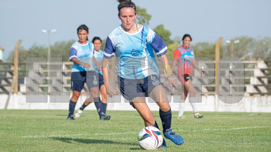 Anabella Pezet se lleva la pelota ante una jugadora de Junín. Azul perdió 4 a 0 y quedó eliminada del Torneo Provincial.  Foto: Nicolás Murcia.