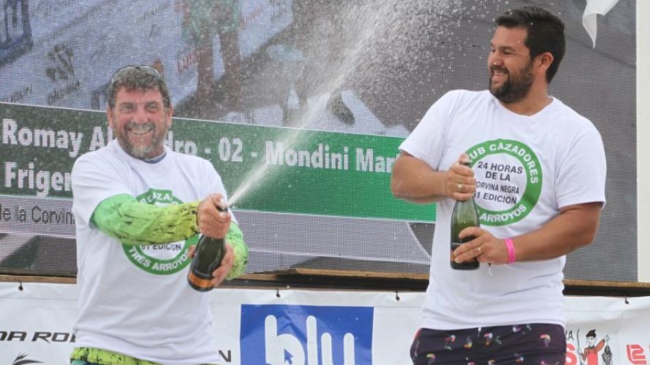 Gran festejo del azuleño Martín Mondini en el concurso pesquero que convocó a más de 4000 pescadores provenientes de distintas partes del país. Foto: GENTILEZA LA VOZ DEL PUEBLO