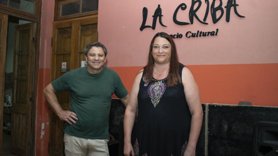 El director y la actriz de la obra Te voy a matar mamá que se podrá ver el sábado en La Criba a las 21.   FOTOS NACHO CORREA               