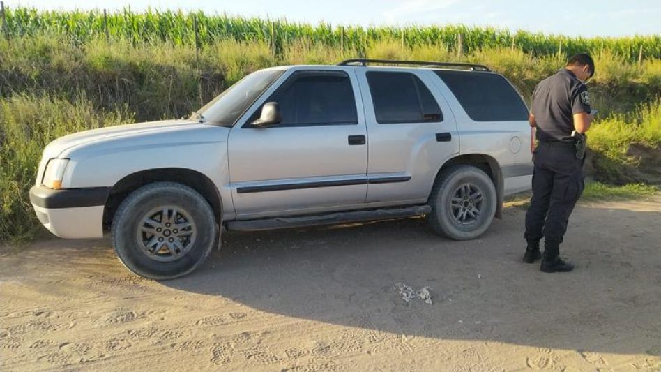 La camioneta que fuera robada en Azul. La imagen corresponde a cuando policías la hallaron en Necochea el lunes de la semana anterior.   DDI AZUL/PBA
