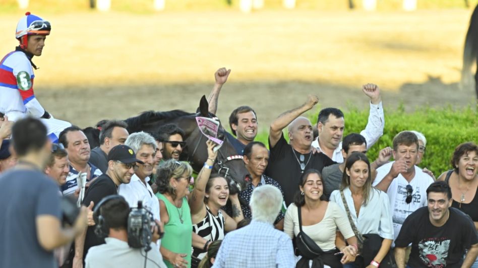 Después de dos intentos seguidos en San Isidro, en donde no pudo ganar, Luthier Blues fue el primero en cruzar la meta en el Hipódromo de Palermo. Foto: gentileza Turf Diario.