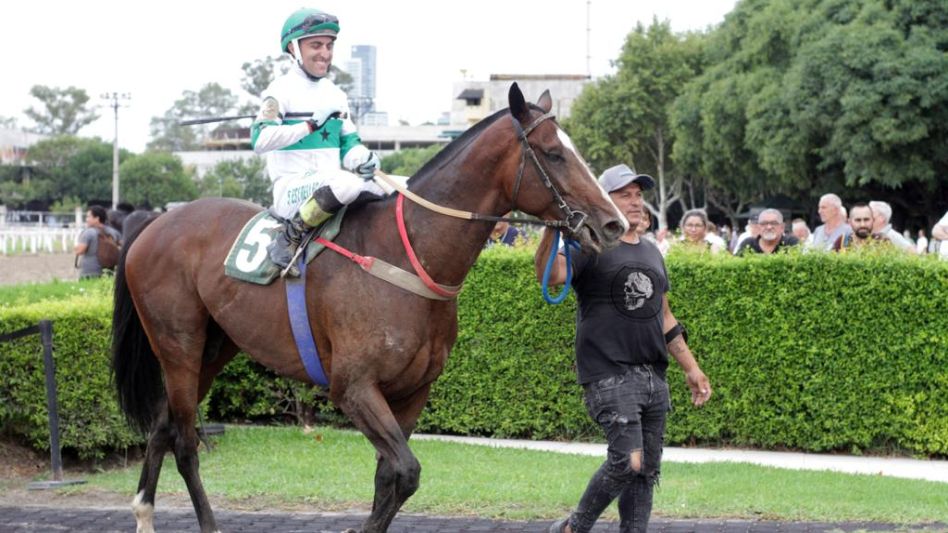 También Le Bacs, bajo la monta de Jorge Luis Peralta y entrenado por Pedro Paganti para la cabelleriza 5 Estrellas, se impuso en la misma jornada en el Gran Premio Maniatao (1400 metros).