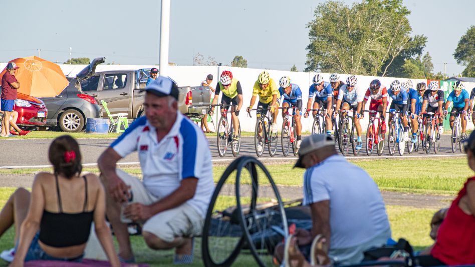Ciclistas de toda la región se acercaron al óvalo municipal para darle forma el Gran Premio Pollería Mon. Foto: Nacho Correa.