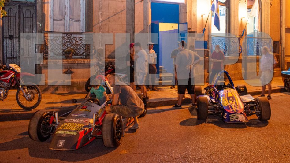 El acto simbólico fue acompañado por una buena cantidad de pilotos, preparadores y todos aquellos que de una u otra forma estuvieron cerca de la Fórmula Azul. Foto: Nacho Correa.