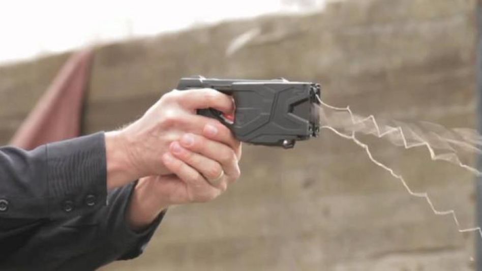 La Taser es considerada un arma secundaria de la policía y se las puede utilizar en lugares cerrados.