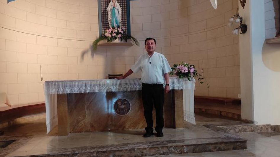 El cura párroco de Lourdes, Carlos Horacio Gómez.   LAURA MÉNDEZ 