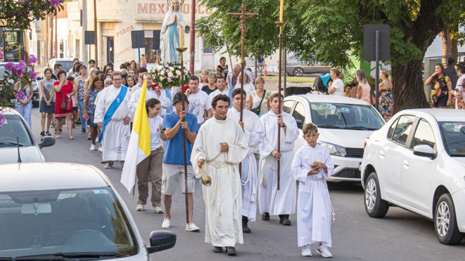 En la procesión de las Fiestas Patronales de Lourdes.  NACHO CORREA        