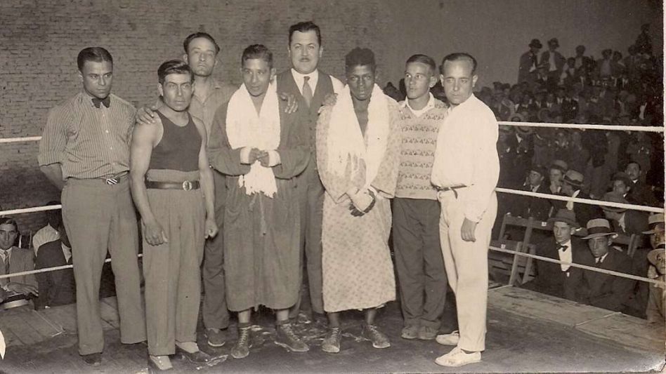 Lino Páez (bata oscura), Cosme Lastiti (corbata) y el morocho Raimundo Lastra en una jornada boxística en 1933.