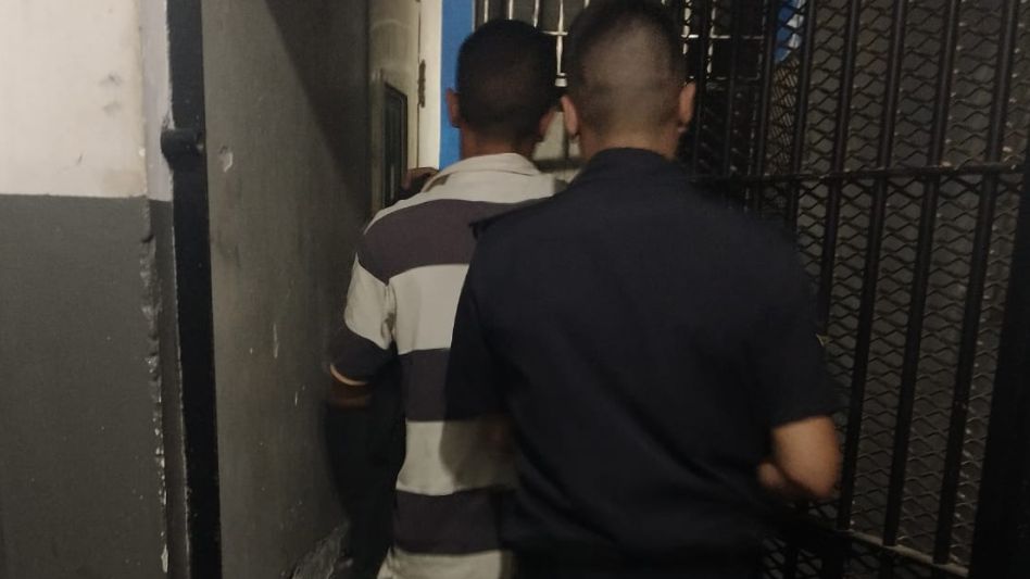 Los acusados habían sido arrestados ayer lunes y llevados a sede policial. FOTOS: EPDS AZUL/PBA