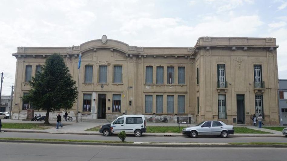 En la planta alta de la Escuela 17 se recepcionan las inscripciones para el Plan Fines 2023. ARCHIVO/NACHO CORREA