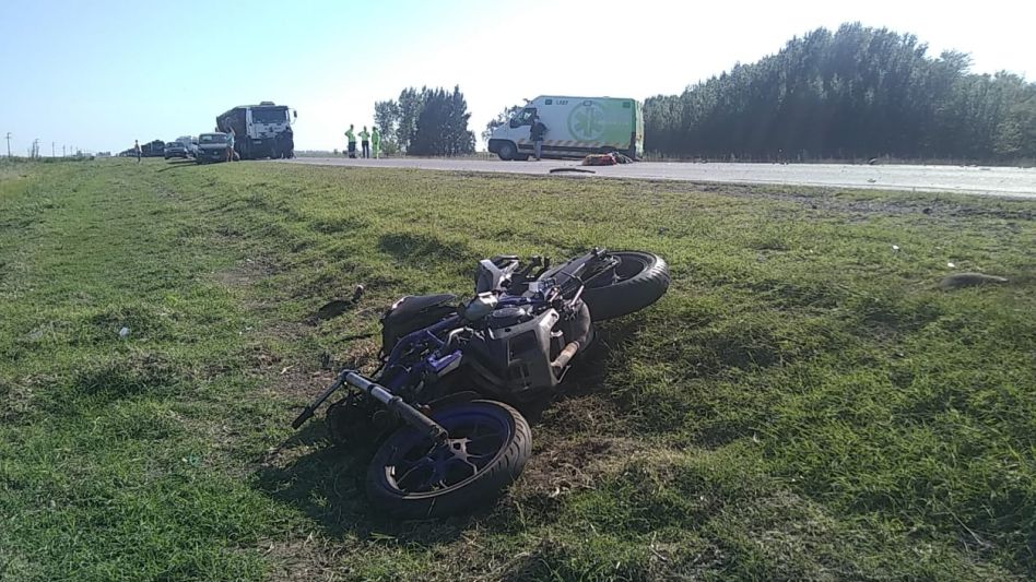 La víctima fatal de este choque conducía una moto que chocó con un auto. FOTOS: VIAL AZUL/PBA