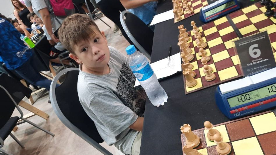 Bautista Godoy posa con su medalla que se adjudicó al finalizar en el noveno lugar en el Argentino Infantil 2023 de Ajedrez, disputado en San Luis.