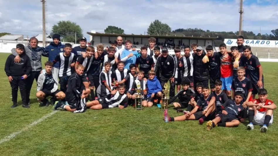 Las categorías 2009 y 2011 de Alumni Azuleño que se consagraron campeón en la ciudad de Tandil, que organizó Esperanzas del Fútbol.