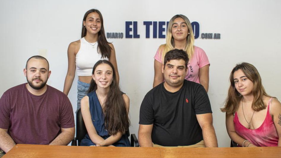 Los integrantes de la Juventud Radical de Azul Lisandro Diab, Solana Mansilla, Sebastián Echeverría, Leila Galarza, Nina Monti y Candela Foulex el día que visitaron la redacción de diario EL TIEMPO. 