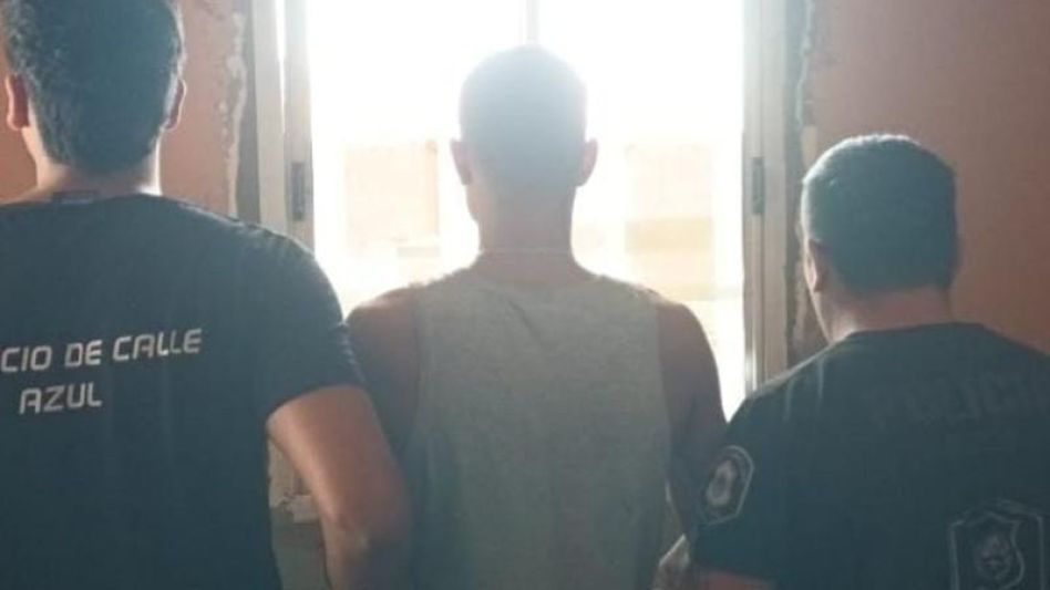 A la espera de un cupo para su traslado a una cárcel, el joven que fue detenido para cumplir una condena por un robo permanece alojado en la Seccional Primera de Azul. EPDS AZUL/PBA
