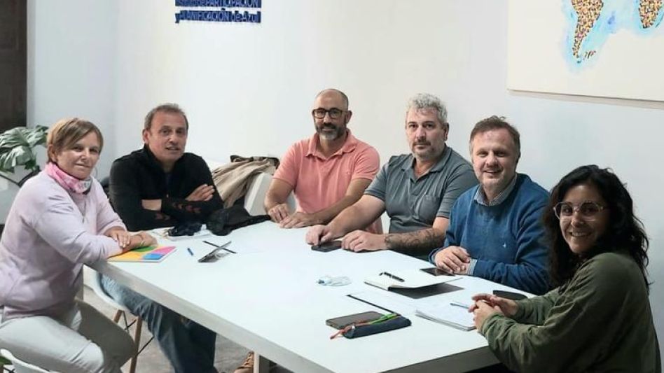 El director del IPPA, Pablo Yannibelli y referentes de IPPA, durante el encuentro con inspectores de Educación Física del Partido de Azul.  PRENSA IPPA