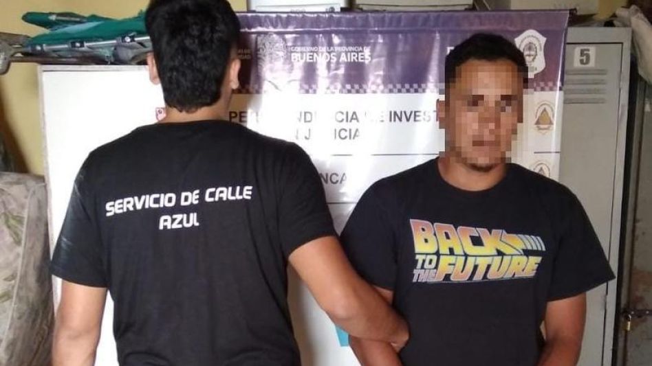 Dinero en efectivo y más elementos hallados por el personal policial que allanó la casa donde vive el albañil arrestado por la sustracción de una importante suma de dinero.   FOTOS: EPDS AZUL/PBA
