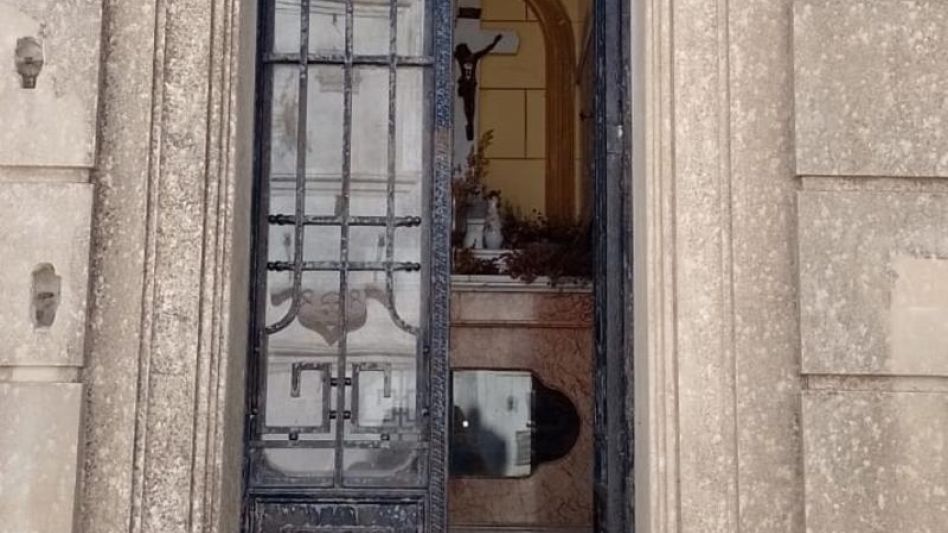 La bóveda en la que se cometió rotura de las puertas y robo de piezas de bronce.