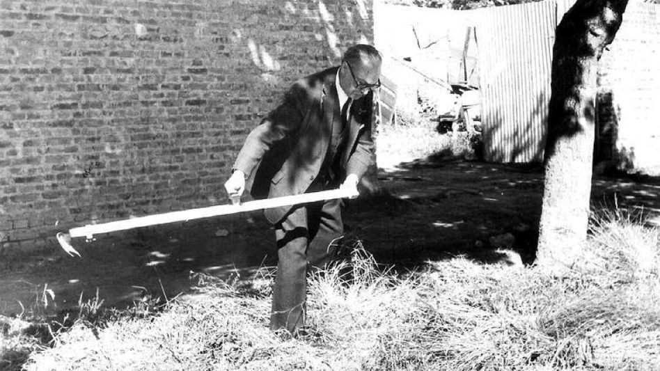 El intendente municipal Juan Carlos Peralta Reyes, desmalezando una vereda en avenida Mitre y Las Flores, en el año 1974. ARCHIVO EL TIEMPO