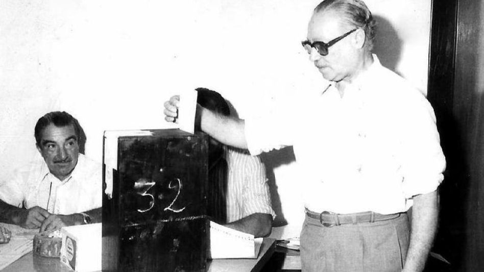 Juan Carlos Peralta Reyes emite su voto, en la elección del 11 de marzo de 1973. ARCHIVO EL TIEMPO