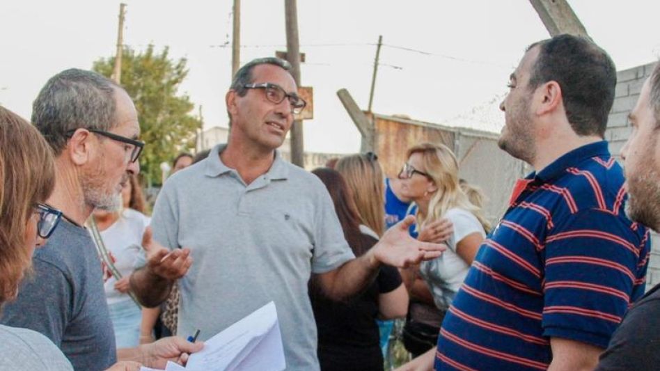 El referente del Frente de Todos en Azul, Nelson Sombra, junto a otros integrantes del espacio y vecinos del barrio Pedro Burgos, durante el relevamiento realizado.  PRENSA FRENTE DE TODOS