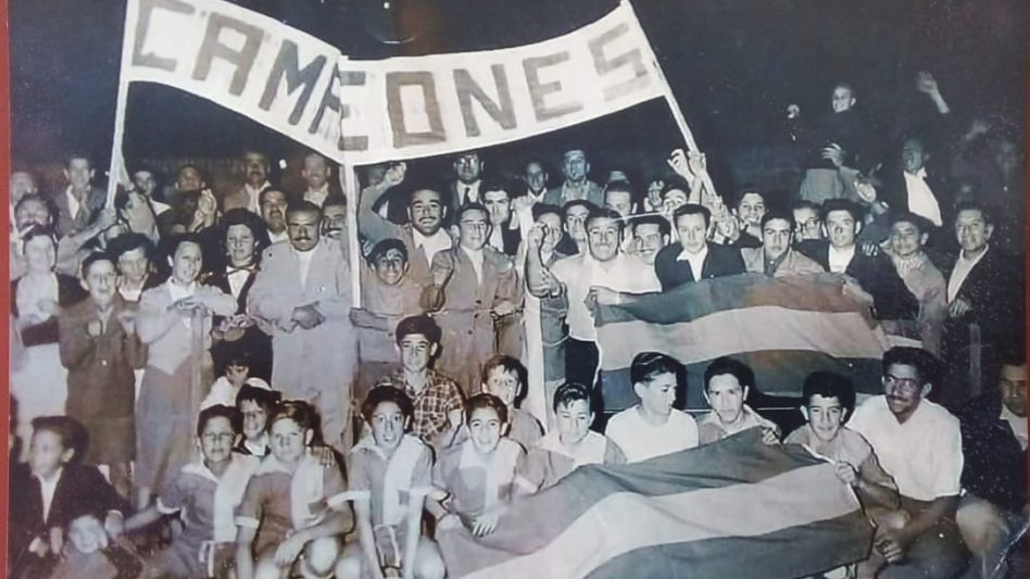 Uno de los primeros y el último. Los hinchas de Piazza siempre festejando. A la izquierda el título de 1952 y a la derecha el último, el del Clausura de 2022. 