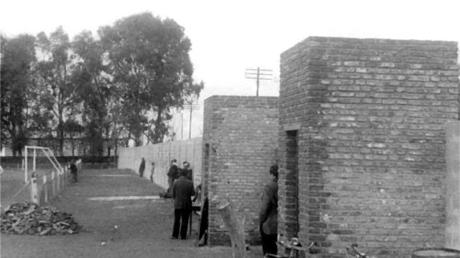 El Félix Piazza sin alambrados y con la construcción de lo que es la entrada de hoy en día en el estadio del industrial. Foto: archivo.