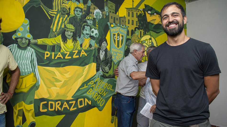 El mural conmemorativo por el centenario de Piazza y su autor Martín Meza. Foto: Nacho Correa.