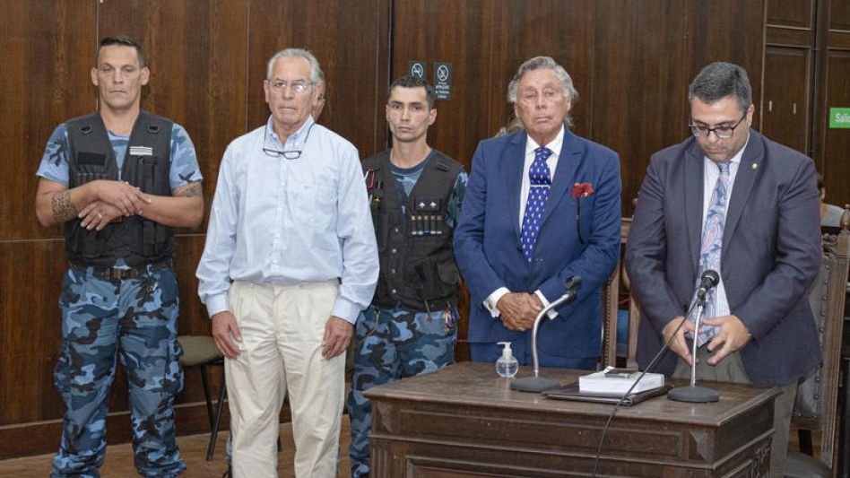 El estanciero Néstor Hirtz, de pie junto a sus abogados y dos agentes penitenciarios, cuando el pasado viernes fue declarado culpable del homicidio de Tomás Echegaray. NICOLÁS MURCIA